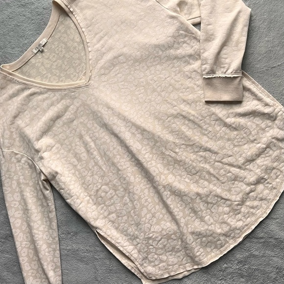 Z Supply V-Neck Leo Leopard Weekender Pullover Flowy Sweatshirt Top Bone XS - Picture 1 of 17